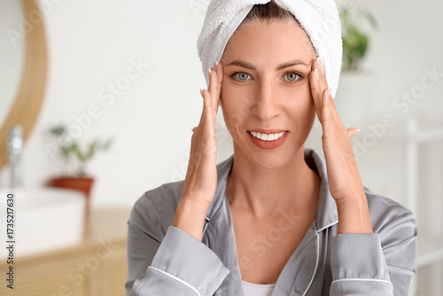 Beautiful woman doing face ...