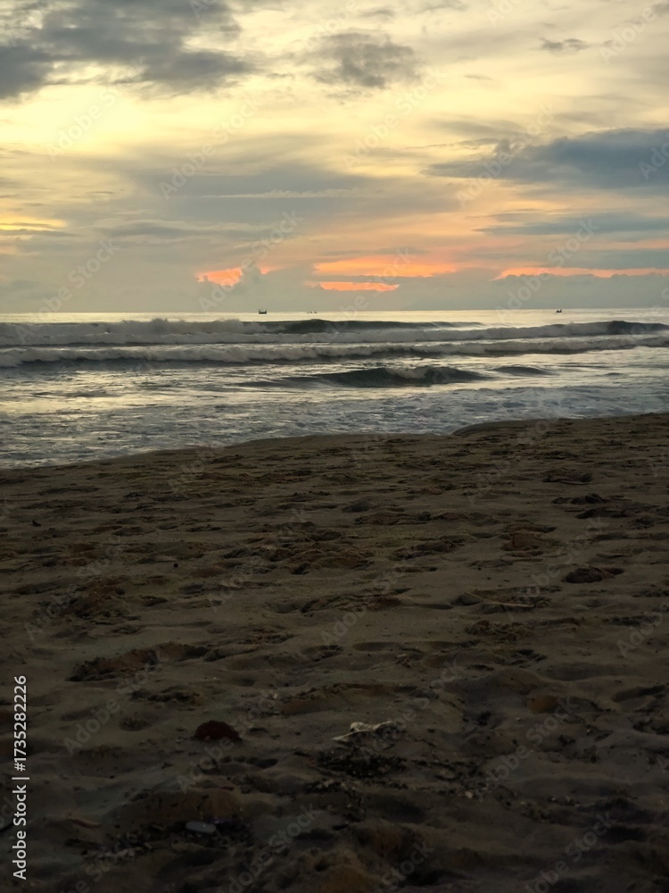 Fototapeta premium Dramatic Cloudy Sunrise Over the Wavy Ocean