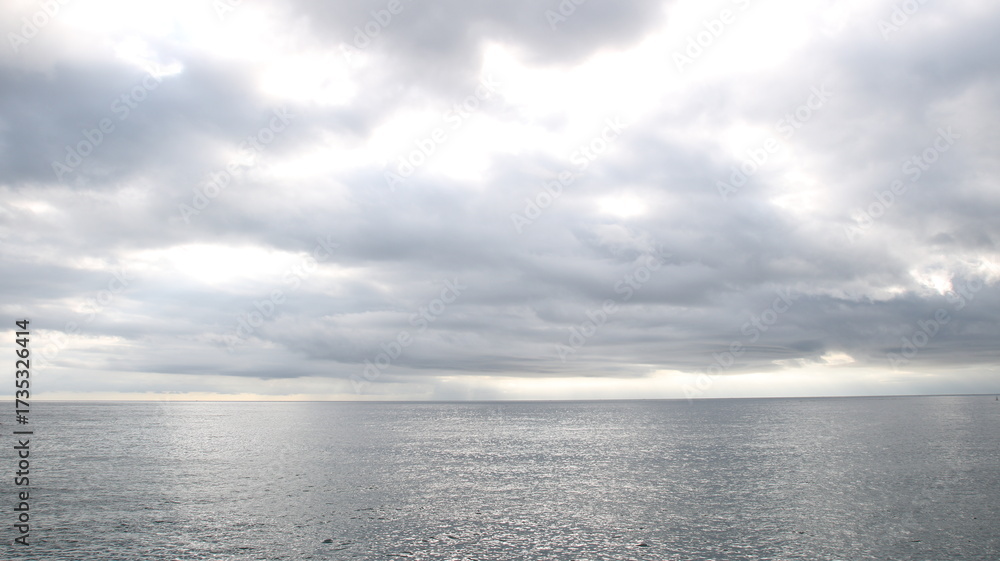 Fototapeta premium 흰구름과 바다