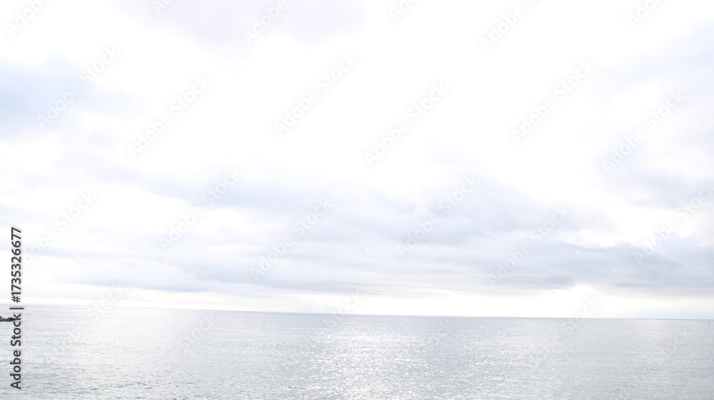 Obraz premium 흰구름과 바다