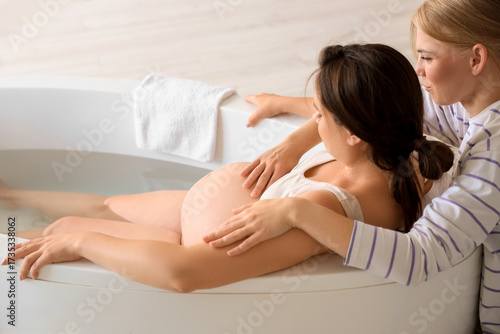 Young doula and pregnant wo...