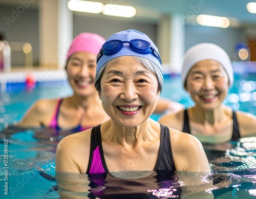 スイミングスクールに通う白髪のシニア女性の笑顔　生成AI画像