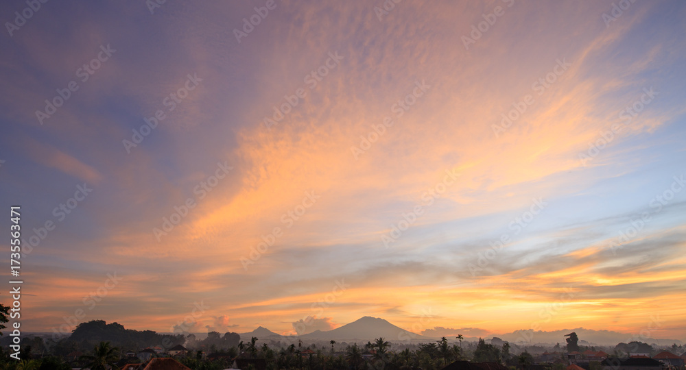 Obraz premium Beautiful sunset with a mountain in the background