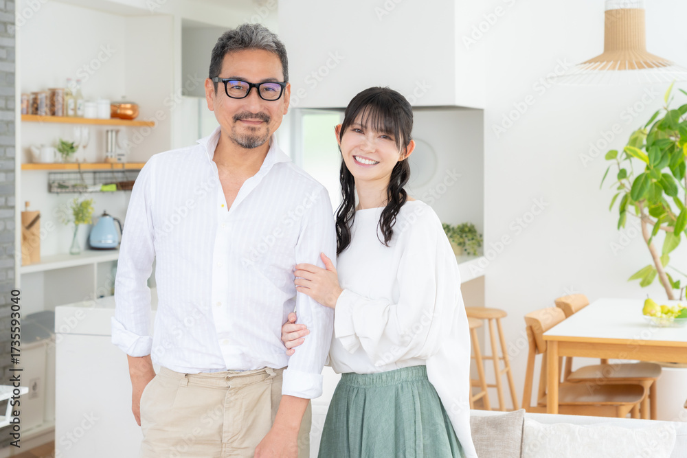 Fototapeta premium リビングでくつろぐミドルの夫婦