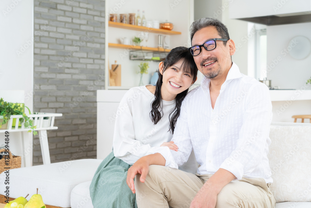 Obraz premium リビングでくつろぐミドルの夫婦