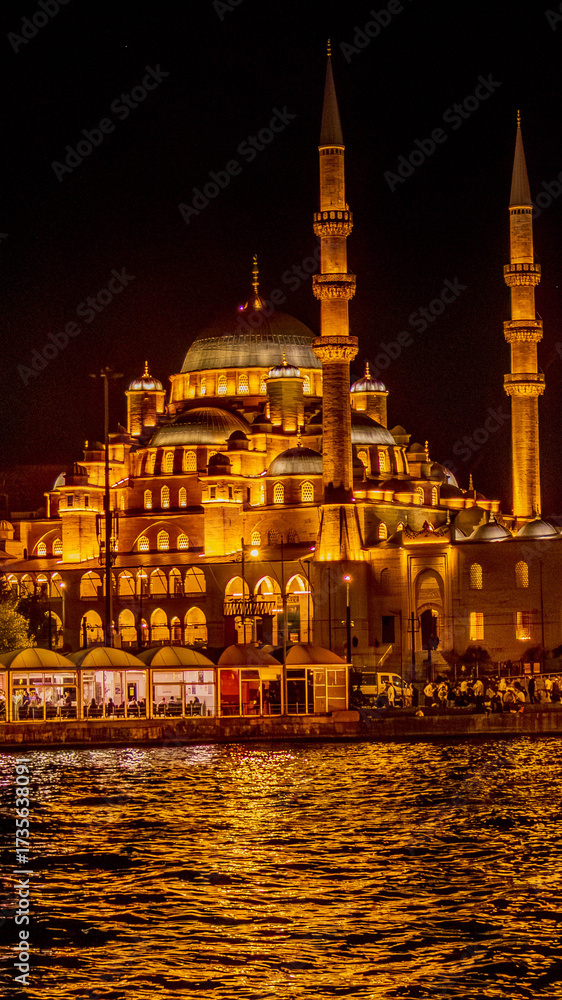 Naklejka premium Golden Mosque with Sunset Reflection on the Sea