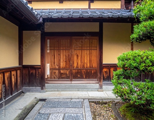 Traditional urban residences woven with lattice doors and courtyards