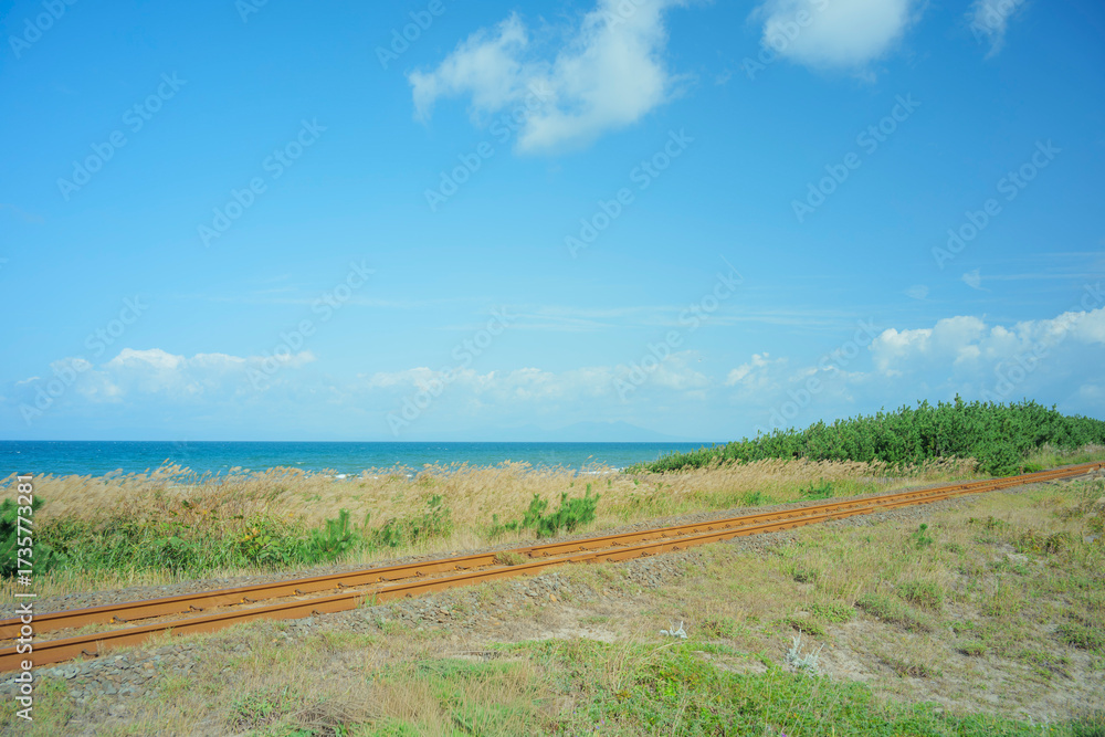 Obraz premium 秋晴れの陸奥湾と大湊線の線路 青森県横浜町 9月末