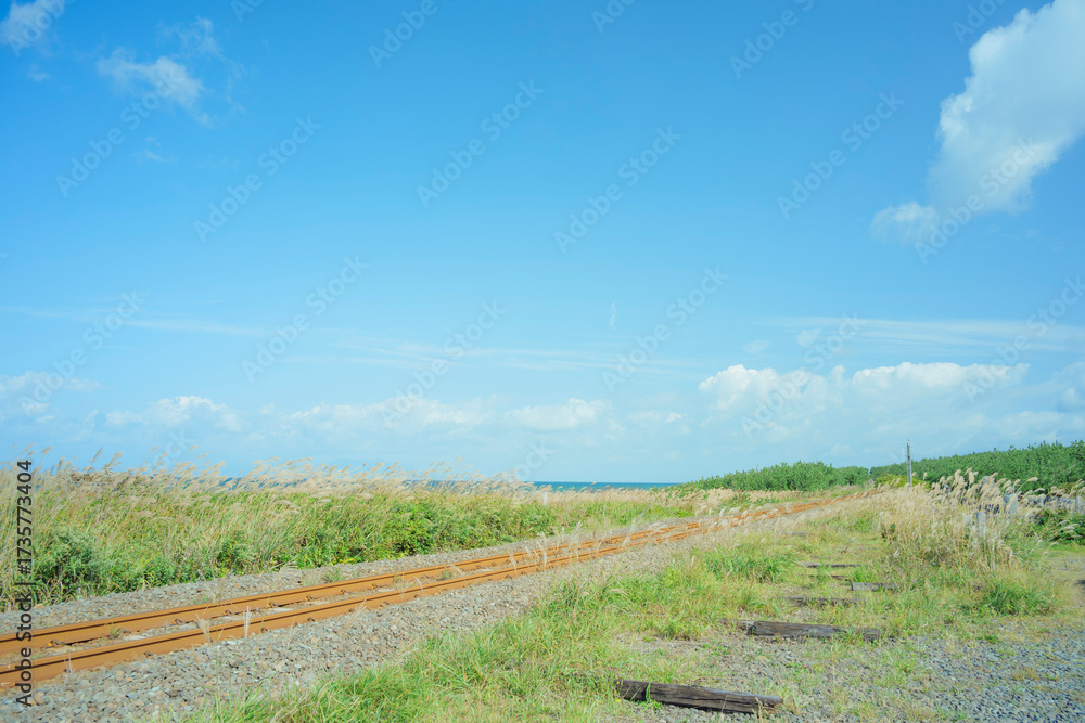 Obraz premium 秋晴れの陸奥湾と大湊線の線路 青森県横浜町 9月末