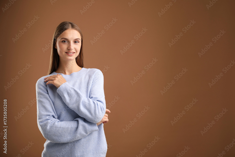 Obraz premium Portrait of beautiful woman on brown background. Space for text