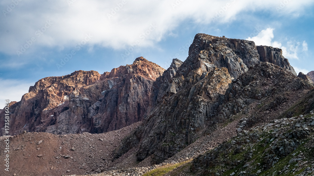 Obraz premium rocky mountain peaks. highlands. cliffs