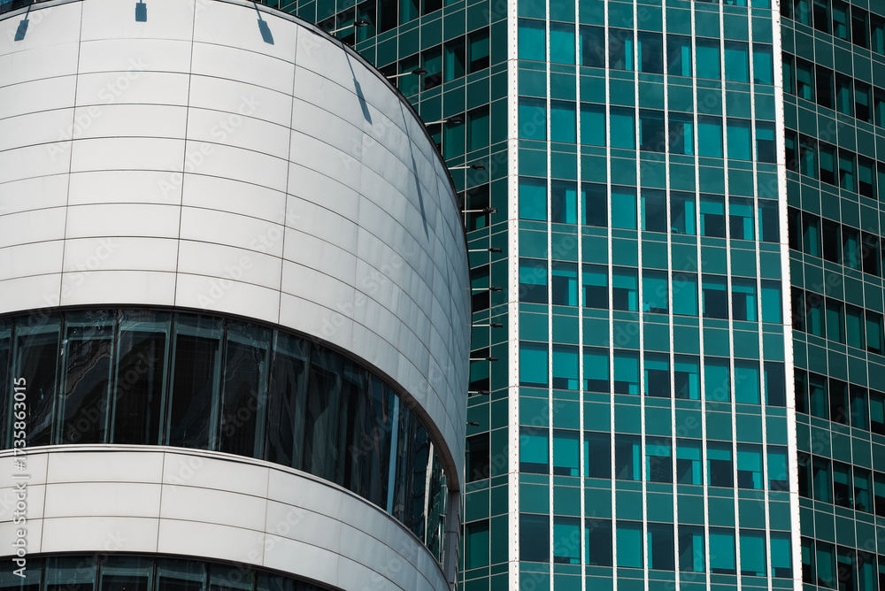 Obraz premium mirrored windows of the facade of an office building