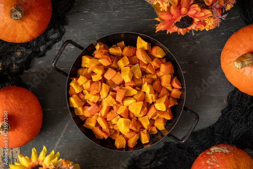 oranger Kürbis im Herbst auf einem Tisch aus Holz