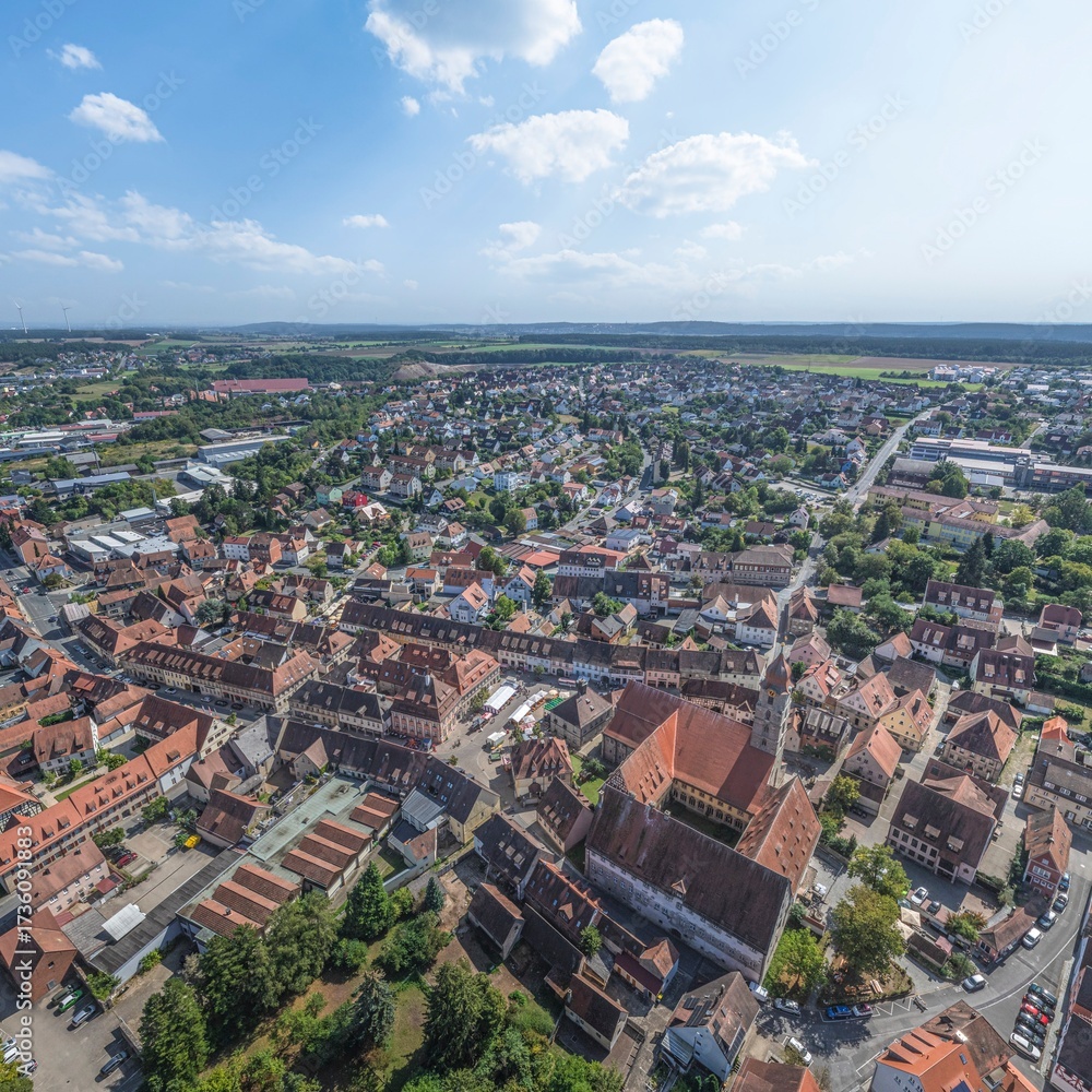 Fototapeta premium Die mittelfränkische Stadt Langenzenn westlich von Fürth aus der Vogelperspektive