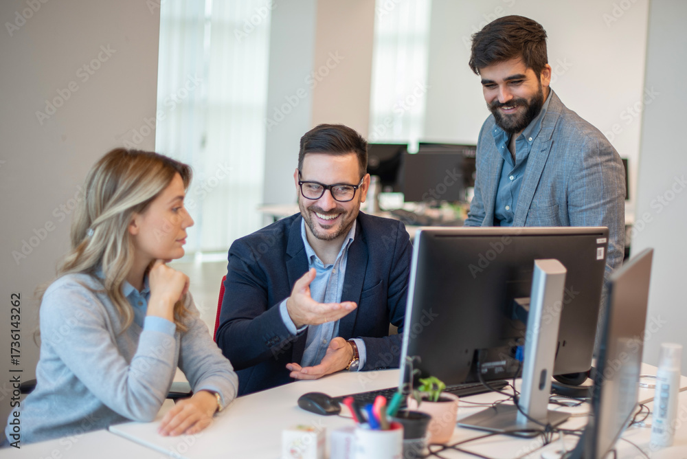 Obraz premium Business people sitting at computer discussing project during meeting in office