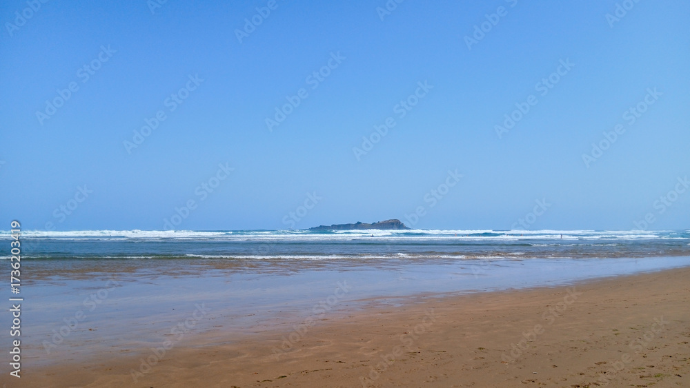 Fototapeta premium Isla en medio del Cantabrico