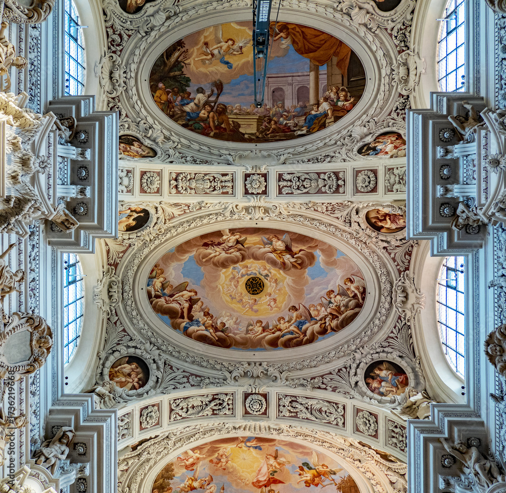 Obraz premium Passau, Bavaria, Germany: interior of the baroque St. Stephan cathedral (Dom) 