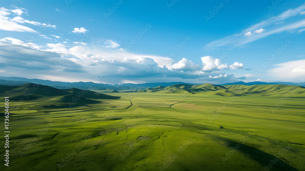Obraz premium Green rolling hills under blue sky