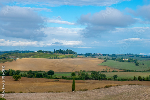 I campi e le colline della Toscana, Italia, con i cipressi, i prati e le coltivazioni tipiche tra Siena e Firenze lungo la via Romea Sanese