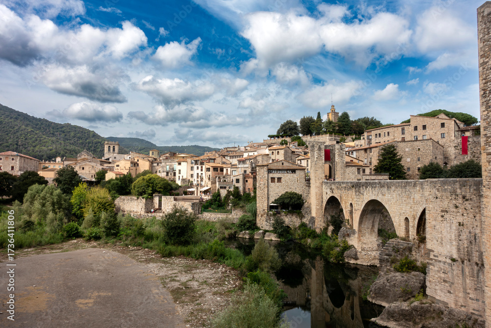 Obraz premium Historic Romanesque Besalú Village Gerona Spain 12th Century Medieval Fortress Bridge and Old Town Skyline
