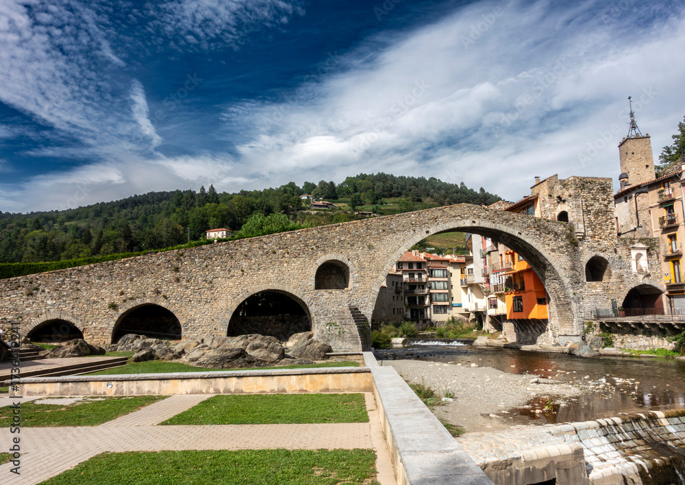 Obraz premium View of the medieval Pont Nou bridge in the charming town of Camprodon, Girona, Catalonia, Spain.
