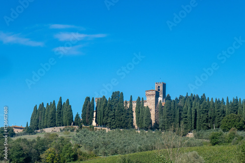 Un caseggiato tra le coltivazioni in Toscana, Italia, nella zona del Chianti tra Siena e Firenze, lungo la via Romea Sanese