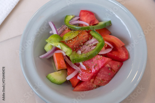 Plato de aperitivo con ensalada en Grecia
