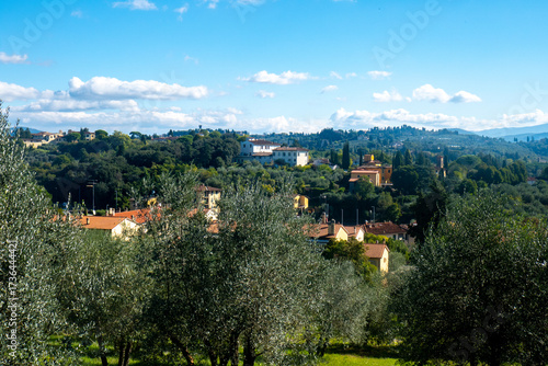 I dintorni rurali di Firenze, Toscana, Italia, con alberi, boschi, frutteti, caseggiati
