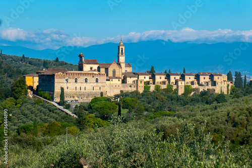 La Certosa di Firenze, Toscana, Italia, attorniata da vigneti , boschi e alberi