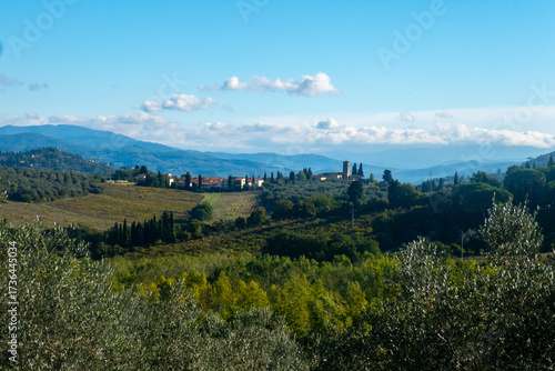 I dintorni rurali di Firenze, Toscana, Italia, con alberi, boschi, frutteti, caseggiati