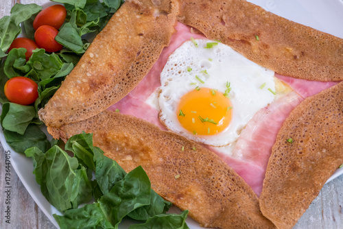 Galette con huevo, jamón y verduras