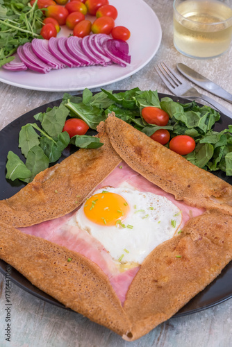 Galette con huevo y jamón con ensalada