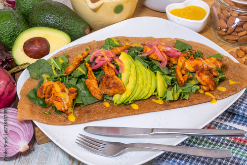 Galette con ensalada, pollo y aguacates