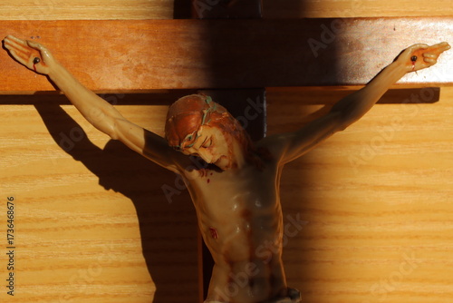 Jesucristo es el signo de amor con un juego de sombras y luces. Luz del mundo.