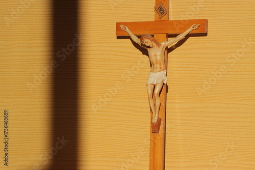 Jesucristo es el signo de amor con un juego de sombras y luces. Luz del mundo.