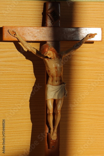 Jesucristo es el signo de amor con un juego de sombras y luces. Luz del mundo.