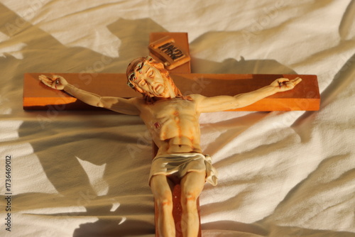 Jesucristo es el signo de amor con un juego de sombras y luces. Luz del mundo.