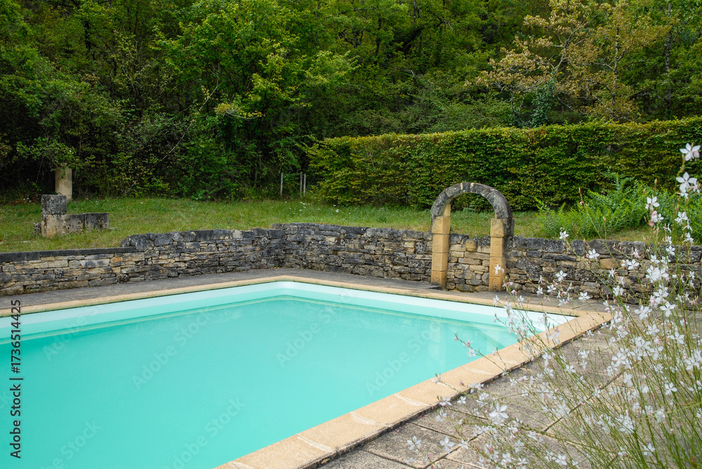 Obraz premium piscine, mur en pierres, dallage, buis, Les Jardins de l'Albarède, Jardin de charme, vallée du Céou, Saint Cybranet, 24, Dordogne, région Aquitaine, France