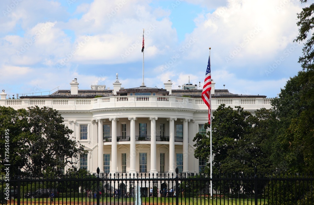 Naklejka premium Washington, DC, USA - August 26, 2025: White House South Lawn view with typical columns American flag in park