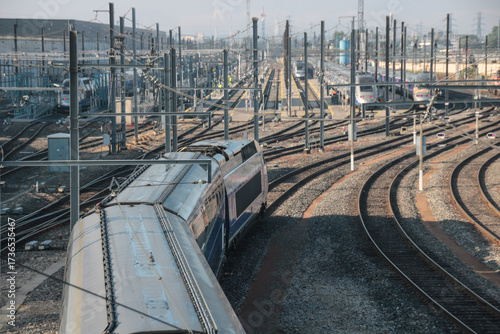 Obraz na płótnie arrivée d'un train dans une gare, TGV sur des rails de chemin de fer