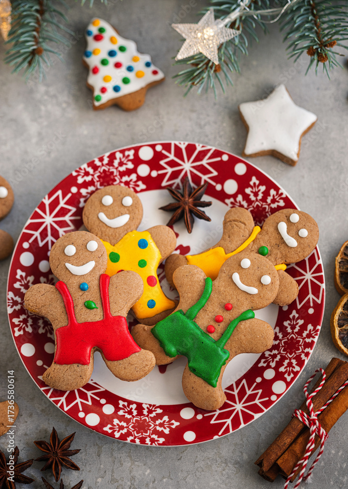 Obraz premium Plate with homemade Christmas gingerbread cookies