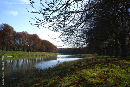 Kanal zum Decksteiner Weiher im Herbst.