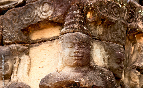 personajes palaciegos en el muro