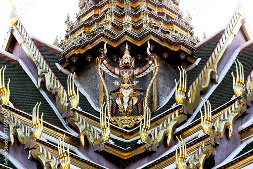 demonio morado sujetando dos serpientes