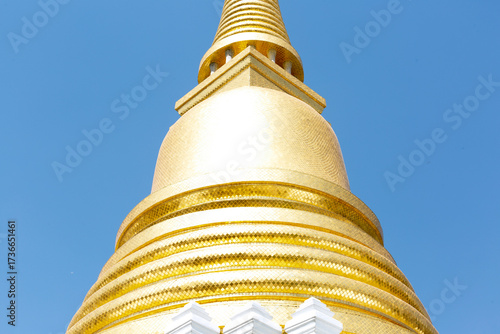 pagoda de oro brilla al sol