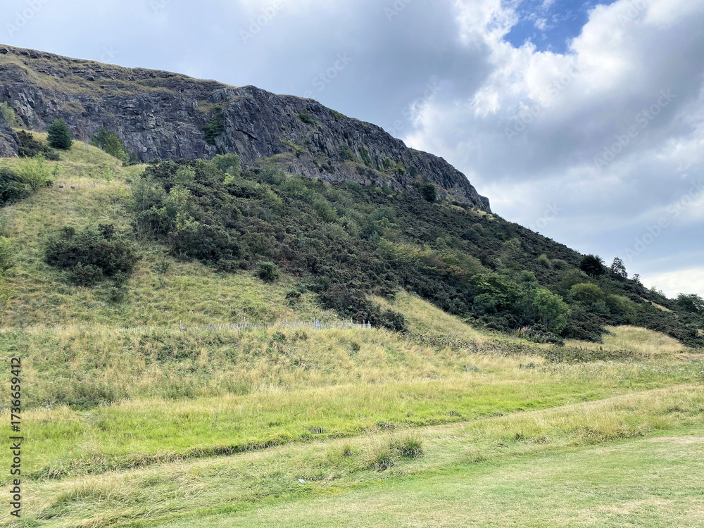 Obraz premium A view of Arthurs Seat in Edinburgh on a sunny day
