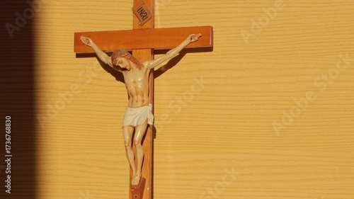 La cruz es un signo de amor que se describe en la fragilidad. Pero a la vez en el amor del Padre que se ofrece en la cruz del hijo