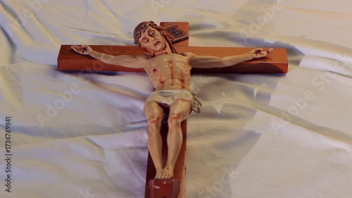 La cruz es un signo de amor que se describe en la fragilidad. Pero a la vez en el amor del Padre que se ofrece en la cruz del hijo
