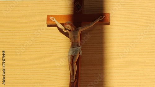 La cruz es un signo de amor que se describe en la fragilidad. Pero a la vez en el amor del Padre que se ofrece en la cruz del hijo