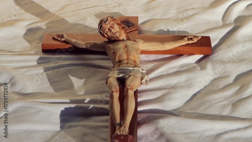 La cruz es un signo de amor que se describe en la fragilidad. Pero a la vez en el amor del Padre que se ofrece en la cruz del hijo